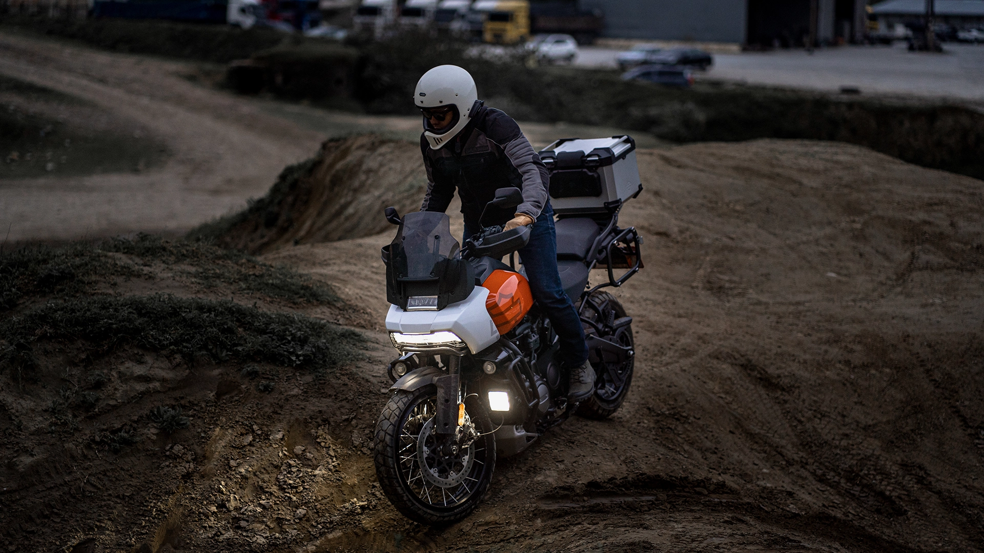 Pan America 1250 Special具備兩段式可調後煞車踏板， 騎士在站立騎乘時更容易操作後煞車