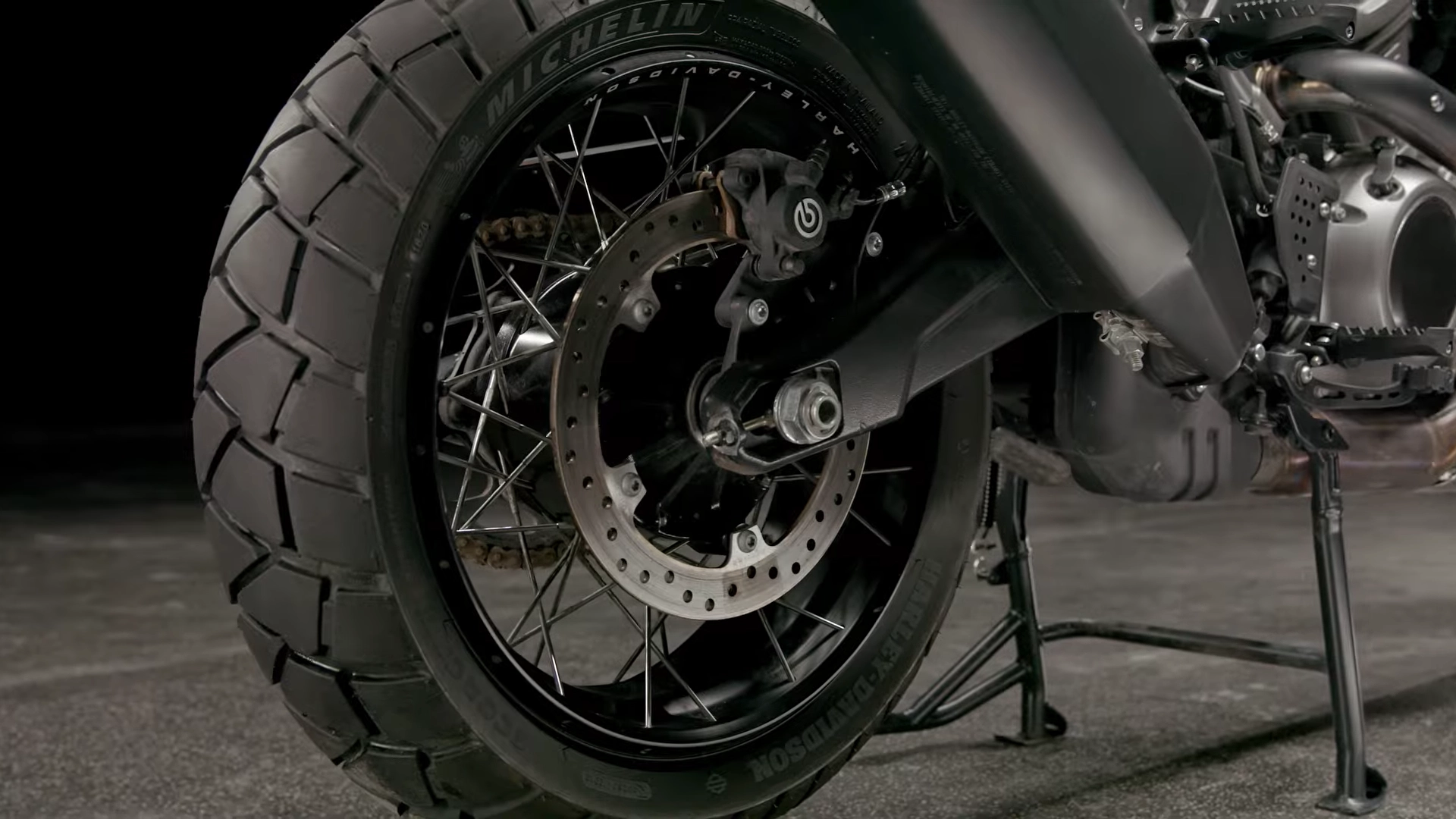 Brembo煞車採雙輻射對向四活塞卡鉗搭配320mm碟盤
