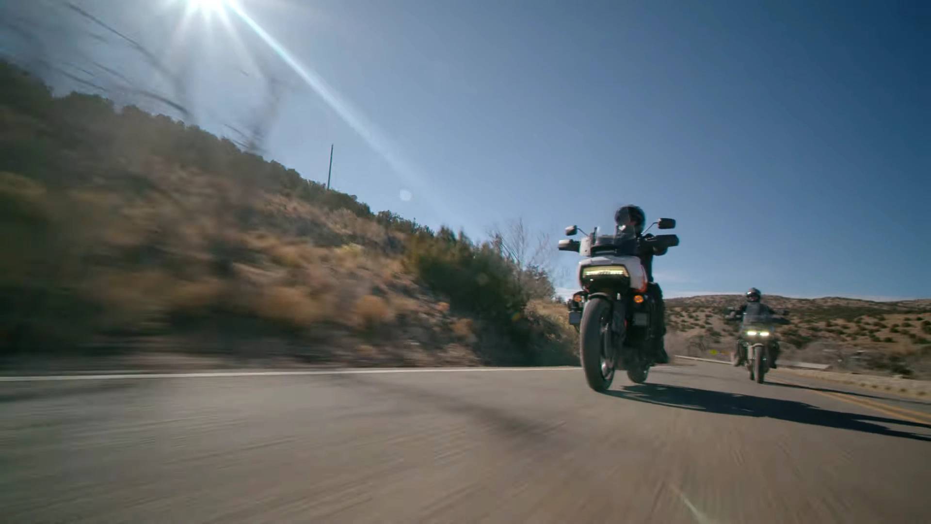 Pan America 1250是長途旅行、公路巡航與越野挑戰的首選